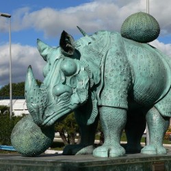 escultura 'el rinoceronte vestido con puntillas'
